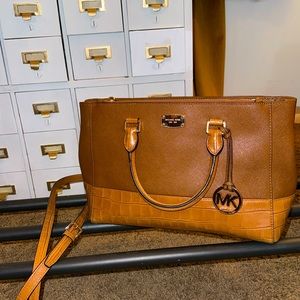 ⭐️ Michael Kors purse in excellent condition ⭐️